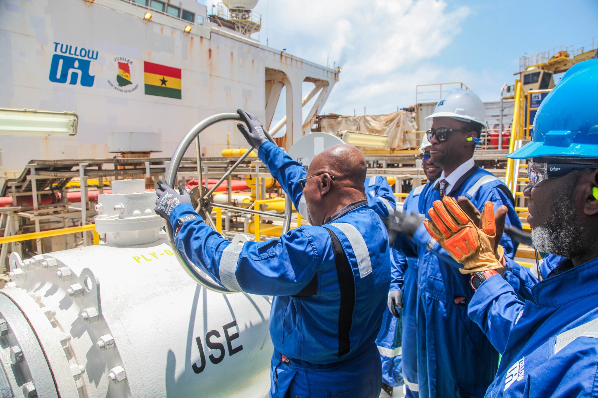 President Nana Akufo-Addo turning the ceremonial valve onboard the KNK FPSO